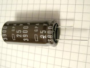 Aufdruck 25 Volt, 3900 mikroFarad