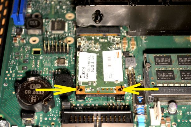 Ansicht Halterungen SSD mit Pfeilen markiert