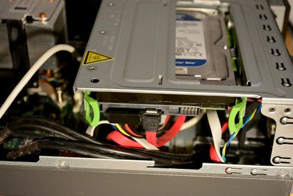 Ansicht Festplatte Auszug mit Kabel und Halterung