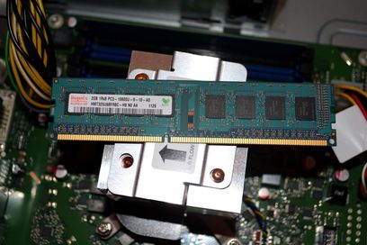 RAM-Riegel schnell ausgebaut: Oje :-( nur 2x 2 GB. Viel zu wenig. Ein Blick ins techn. Datenblatt zeigt, was möglich wäre. Ansicht aktueller RAM-Riegel