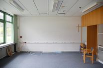 In diese Zwischenwand soll der Durchgang rein! Für die Geschichtsbücher dieser Welt: Am 21.10.2022 um 15.40 Uhr hat das Repair-Café Hip sein 1. Loch im Haus Einstein gebohrt ;-) Zwischenwand der 2 Klassenräume