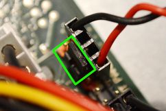Damit das Umstecke einfacher ist: Den Stecker rechts nach oben abziehen. Er kann beim Zurücksetzen ausgesteckt bleiben. Jumper markiert