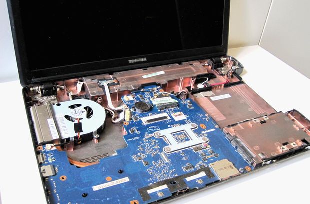 Notebook geöffnet: WO ist da denn WAS zu finden? Laptop ohne Tastatur und geöffnet