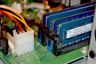 Ansicht 4x 8 GB neu verbaut
