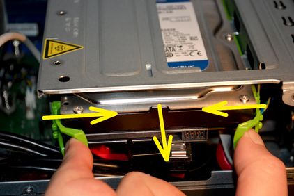 Bei anderen Herstellern und Modellen sind Halterungen ganz verschieden ausgeführt. Oder die Platten sind einfach nur direkt mit dem Käfig verschraubt. Also hier nur 1 Beispiel: Ansicht Festplatte entnehmen mit Markierungen