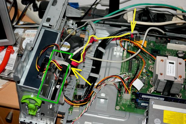 Eingebaute SSD incl. 2 Kabel (Strom und Daten)