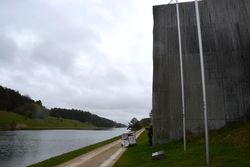 Michel steht an der Skulptur