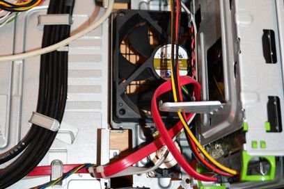 Bei der Gelegenheit geprüft, wie der Innenraum des PCs aussieht: Sehr sauber - genauso der Lüfter. Keine Reinigung notwendig. Geräte-Lüfter