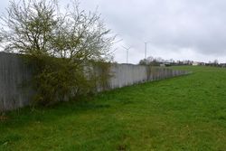Die Skulptur-Wand verschwindet im Boden