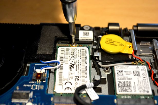 Ansicht M2. Sata mit Schreubendreher in Befestigungsschraube
