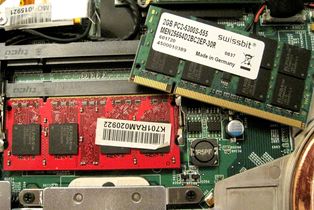 1. RAM 512 MB, nachgerüstet mit altem gebrauchten 2. RAM-Riegel 2GB -> besser als noch neu ;-) Notebook: 2 RAM-'Riegel'
