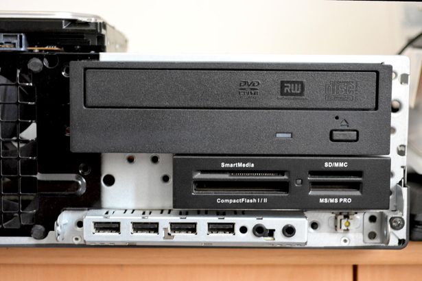 Frontansicht Esprimo E900, mit DVD-Laufwerk und Kartenleser