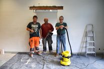 Fertig! Christopher, Norbert, Heinz. Heinz, Norbert, Christopher vor Wanddurchbruch
