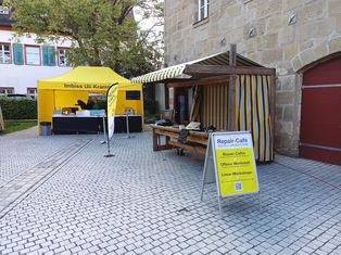 Ansicht Stand des RC-Hip vor den Residenz-Garagen mit Beachflag und Aufsteller