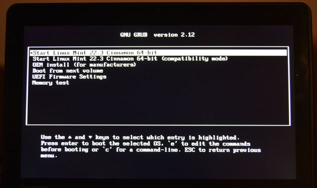 Foto Bildschirm Laptop Lenovo Yoga Bootloader Grub-Menü