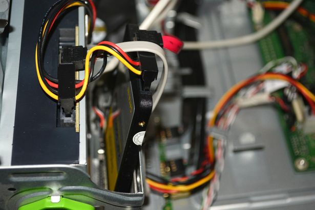 SSD in Kartenleserschacht, mit 2 angesteckten Kabeln