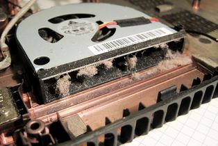 Frischluft-Kühlung wird wohl überbewertet ;-) Erkennt man spätestens, wenn der Lüfter lauter wird oder irgendwann plötzlich den Geist aufgibt. Sollte vielleicht gereinigt werden, wenn das Notebook schon geöffnet ist ;-) Verstaubter Lüfter