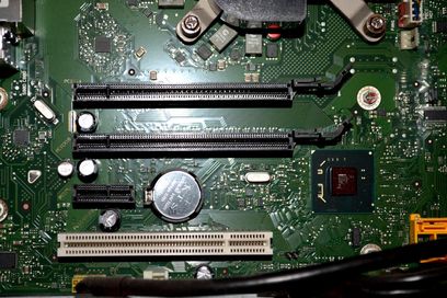 4 freie Steckleisten, flexibel nutzbar und somit flexibler Spielraum bei Funktionserweiterung Bild 4 Steckleisten für Adapterkarten