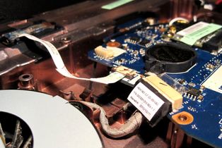 Wie werden all die unterschiedlichen Stecker gelöst und wieder verbunden? Motherboard Steckverbindungen