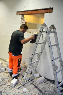 Christopher auf der anderen Seite Christopher mit Bohrhammer