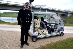 Michel am Main-Donau-Kanal vor Wegweiser