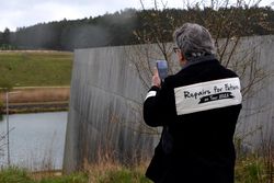 Michel fotografiert Skulptur mit Schafen