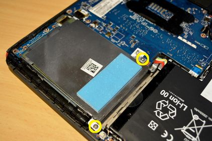 Ansicht 2 Schrauben markiert von der Festplatten-Halterung