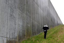 Michel geht seitlich an der Skulptur Scheitelhaltung hoch