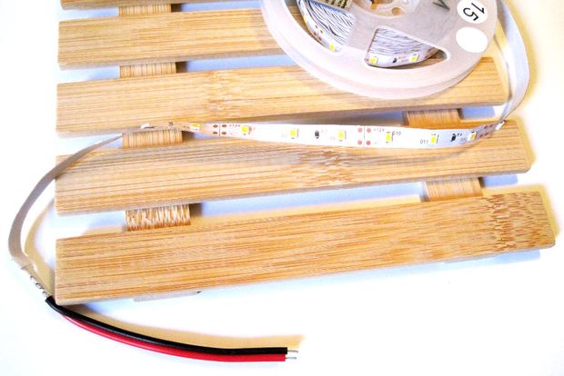 LED-Streifenrolle mit Topfuntersetzer aus Bambus