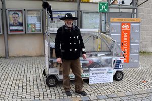 Michel vor seinem Vollkabinen-Fahrrad