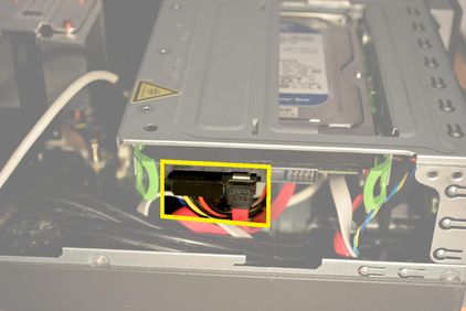 Ansicht Stecker Strom und Datenkabel markiert