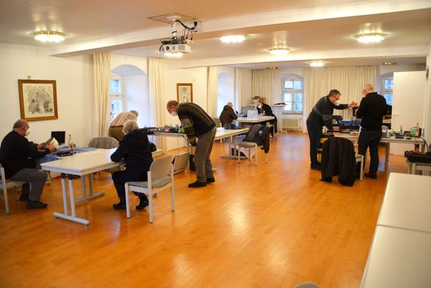 Haus des Gastes: Saal mit Reparatur-Tischen