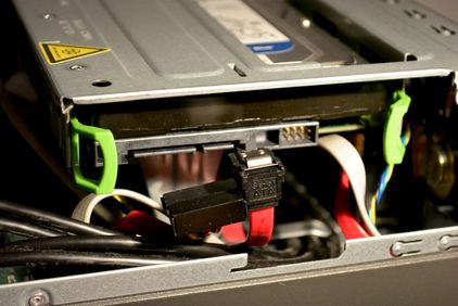 Ansicht: Stromkabel und Datenkabel von Festplatte abgezogen