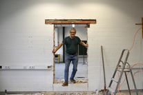 Heinz durchschreitet zum 1. Mal den Wand-Durchruch Heinz geht durch den neuen Durchbruch