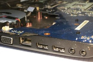 Stecker defekt oder wackelt? Wie nachlöten oder austauschen? Seitenansicht mit Steckbuchsen