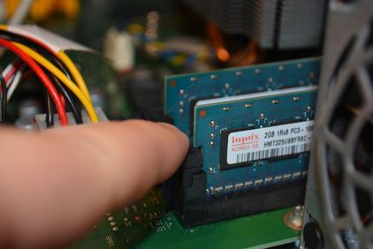 RAM-Verriegelung nach unten drücken