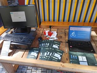 Anischt Computer mit Linux, Flayer und Präsentations-Laptop