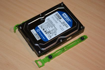 Ansicht HDD-Festplatte mit Aufsteck-Halterungen