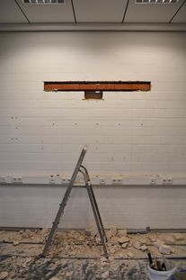 Beide Türstürze sind drin. Fehlt nur noch der Quellmörtel oben. Wand mit eingesetztem Türsturz