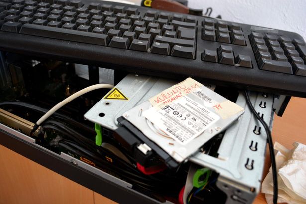 Mit einer anderen System-Festplatte können wir mehrere Passwort-Hürden umgehen Ansicht Test-PC geöffnet mit außen angeschlossener Test-HDD