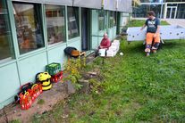 2 Anhänger voll Bauschutt wurden entsorgt. Norbert und Christopher beim Anhänger