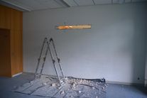 Letzter Stein. Norbert blinzelt schon mal durch. Wand mit Loch
